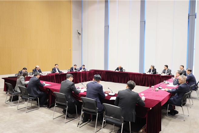 大陸國務院港澳辦主任夏寶龍25日與香港大律師公會和香港律師會代表座談。（圖／取自大陸國務院港澳辦官網）