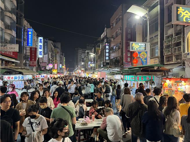 商圈、夜市自從黃色小鴨在愛河灣展出之後，人流明顯提升，春節檔期更是明顯，過年的業績比起去年同檔期成長4成。（高市經發局提供）