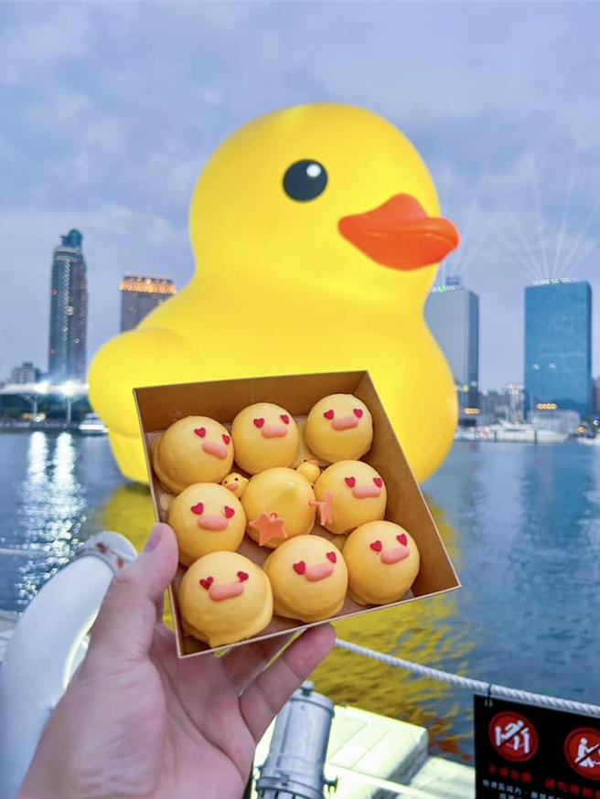 莎士比亞烘焙坊推出的一嗶鴨鴨蛋糕，除了療癒還很好吃，一口接著一口停不下來，商品開賣後詢問度超過9成。（高市經發局提供）