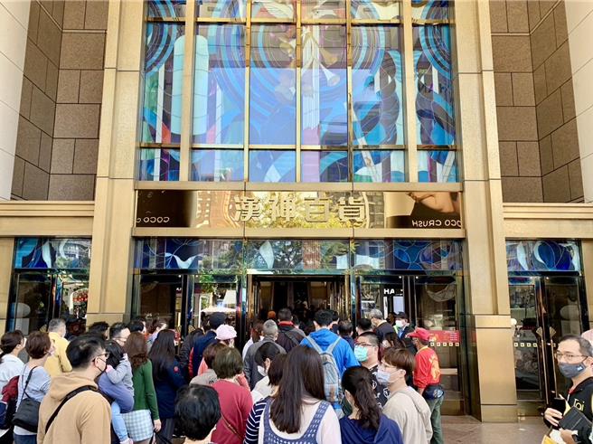 鄰近愛河灣的漢神百貨，在黃色小鴨展出期間迎來大批觀光客，遠遠就能看見排隊入館的人潮，來客數大幅成長。（高市經發局提供）