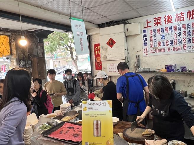 鹽埕區老字號鴨肉珍是在地超過65年的鴨肉名店，聞名而來的吃客絡繹不絕，尖峰時段來店用餐至少都需要排隊1小時以上。（高市經發局提供）