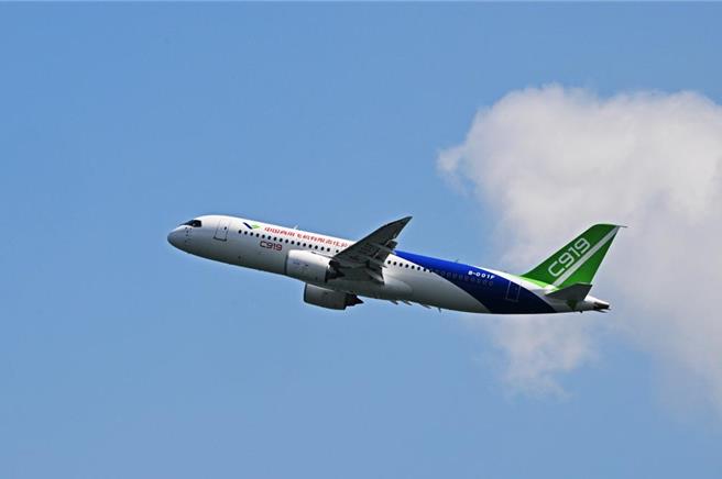 图为大陆国产大型客机C919近日在新加坡航展开幕前进行预演飞行。（摘自新华社）