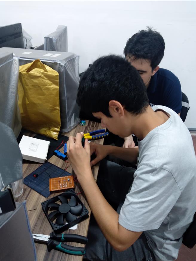 台科大助巴拉圭学子设计太阳能捕蚊灯以防治登革热。（台科大提供／林志成台北传真）