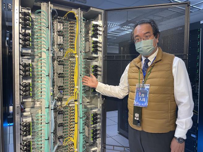 中央氣象署爭取15億元前瞻預算，耗時3年建置第6代高速運算電腦，提升強化氣象預報，氣象署規畫30平機房放置15個機櫃，同時運轉。（蔡亞樺攝）