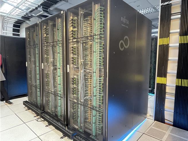 中央氣象署爭取15億元前瞻預算，耗時3年建置第6代高速運算電腦，提升強化氣象預報，氣象署規畫30平機房放置15個機櫃，同時運轉。（蔡亞樺攝）