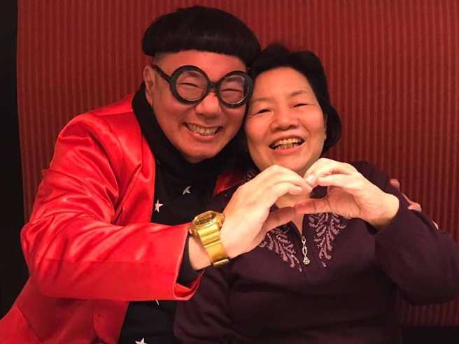 「暖場天王」蜆仔(圖左)75歲母親昨(25)日病逝。(翻攝蜆仔臉書)