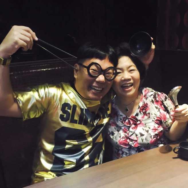 蜆仔(圖左)痛喊，下輩子還要當媽媽的乖兒子。(翻攝蜆仔臉書)