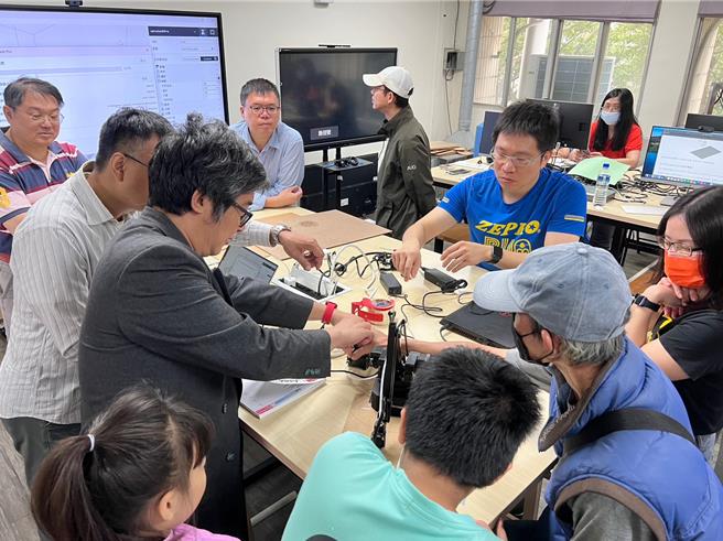 為提升勞工職場競爭力，新竹市政府特別整合竹市5大專院校專業師資開辦勞工大學，提供5種系列共計100場免費且專業的課程。（新竹市政府提供／陳育賢新竹傳真）