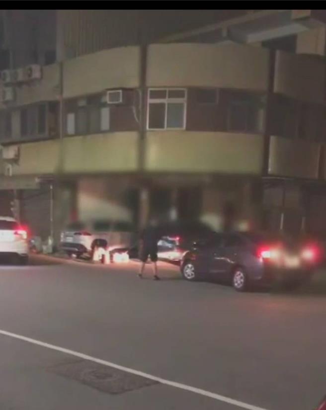台中梧棲某公司3名技術人員異想天開，拍攝行車糾紛影片加工槍聲後，上傳抖音社群網路引發恐慌。（摘自社會事新聞影音）