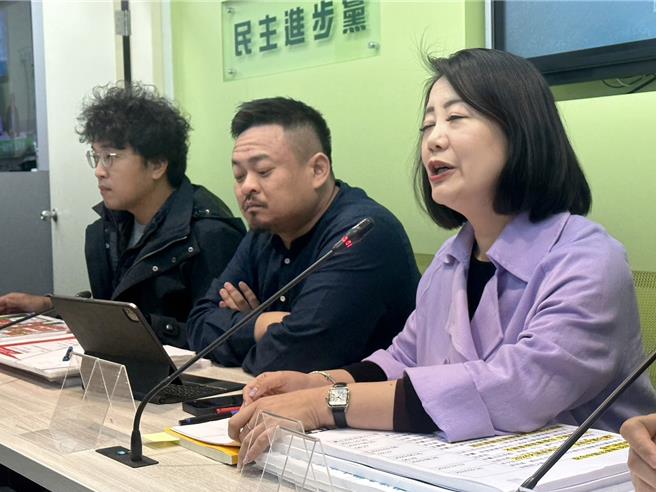 民进党团今日举行「守土有责，一致对外」记者会，立委沈伯洋、党团干事长吴思瑶、党团副书记长洪申翰出席说明近日截图事件。（黄婉婷摄）