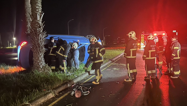 新北市淡水區海路三段、新濱公園對面今天凌晨4時許發生一起車禍事故。（圖 / 劉詠韻翻攝）