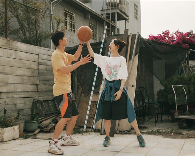 许光汉（左）跟清原果耶在《青春18》共谱青涩爱恋。（翻滚吧男孩电影提供）