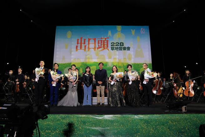 陈其迈与演出人员一同合影。（图片来源：高雄市政府提供）