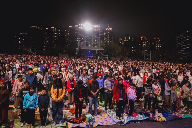 现场五千位观眾于音乐会开始一起默哀感念二二八（图片来源：高雄春天艺术节提供）