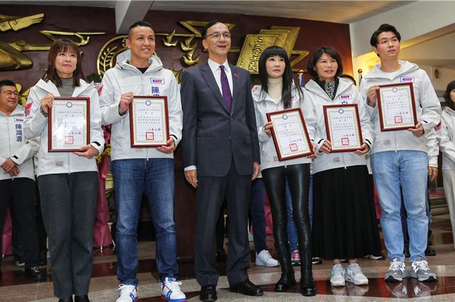 國民黨主席朱立倫今出席新北市議會國民黨團幹部交接，對於2025黨主席改選相關傳言，表示皆為謠言不需討論。（黃世麒攝）