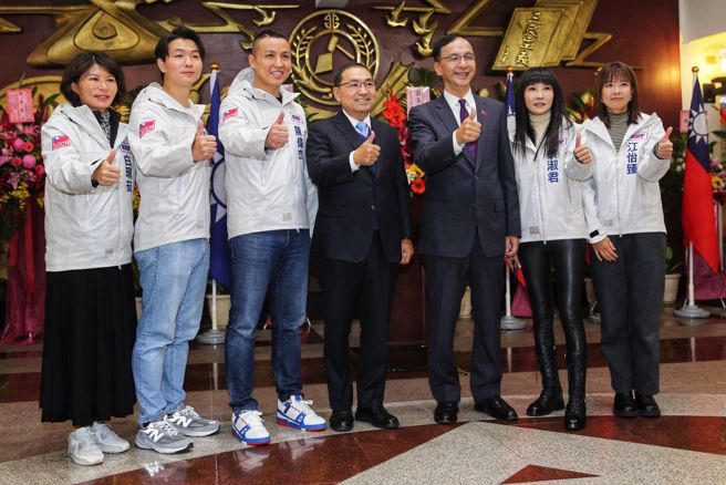 国民党主席朱立伦（右三）、新北市长侯友宜（中）26日出席新北市议会国民党团书记长及干部交接仪式，与新任党团干部们合影。（黄世麒摄）