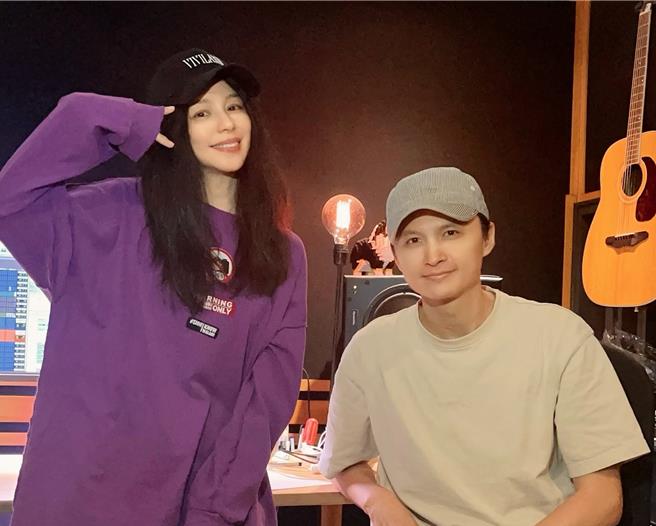 徐若瑄（左）与制作人陈建玮首次合作。（索尼音乐提供）