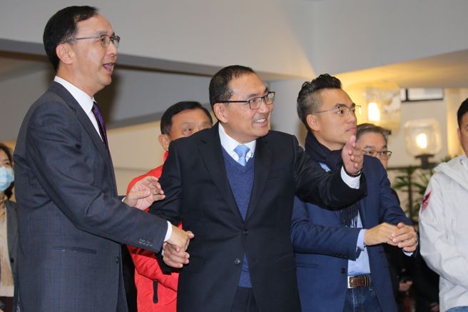 國民黨主席朱立倫（左）、新北市長侯友宜（中）26日出席新北市議會國民黨團書記長及幹部交接儀式。（黃世麒攝）