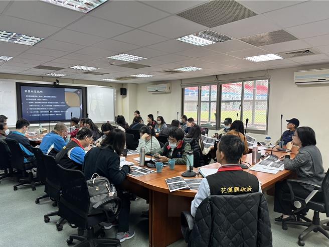 花莲县政府近期起草无动力飞行运动自治条例，并在今天举办说明会，与县内5家业者逐条讨论草案内容。（罗亦晽摄）