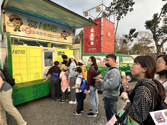 台南郵局在高鐵燈區設有i郵箱行動郵車，並提供個人化郵票。（台南郵局提供／程炳璋台南傳真）