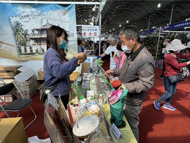 台南郵局在後壁區台灣國際蘭展中設攤提供紀念商品。（台南郵局提供／程炳璋台南傳真）