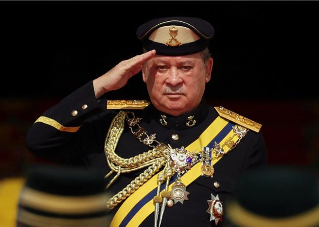 马来西亚国家新任元首、常对政治直言不讳的「亿万富翁」苏丹伊布拉欣（Sultan Ibrahim Sultan Iskandar）呼吁各方接受并尊重首相安华的「团结政府」，他将不理会任何威胁政权稳定的要求。（路透社）