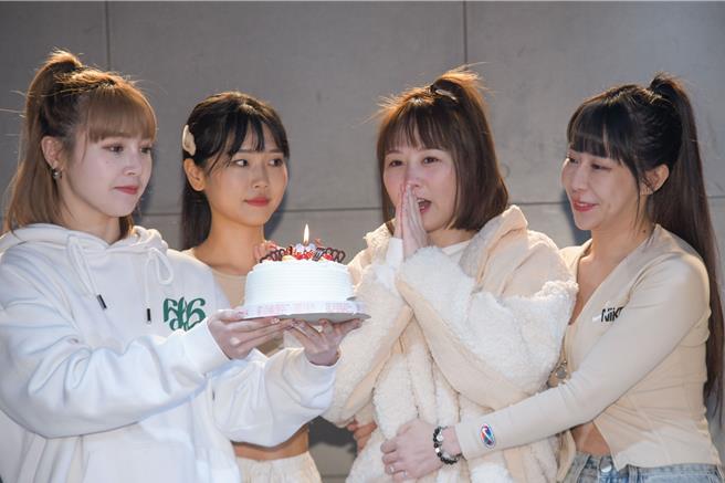 草莓（左起）、Judy、畇二、梓梓進舞蹈教室練習總冠軍表演，眾人替畇二慶生。（好看娛樂提供）