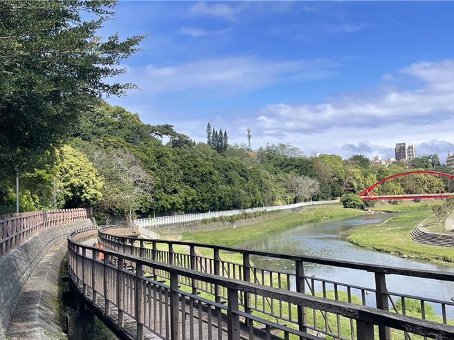 花莲市美崙溪畔是保育类动物台湾狐蝠的栖息地，沿线树木近日却因生长太过茂密，遮挡到行人视线，县议员魏嘉贤希望县府在专家建议下妥善修剪树木，兼顾安全与生态保育。（花莲县议员魏嘉贤提供／罗亦晽花莲传真）