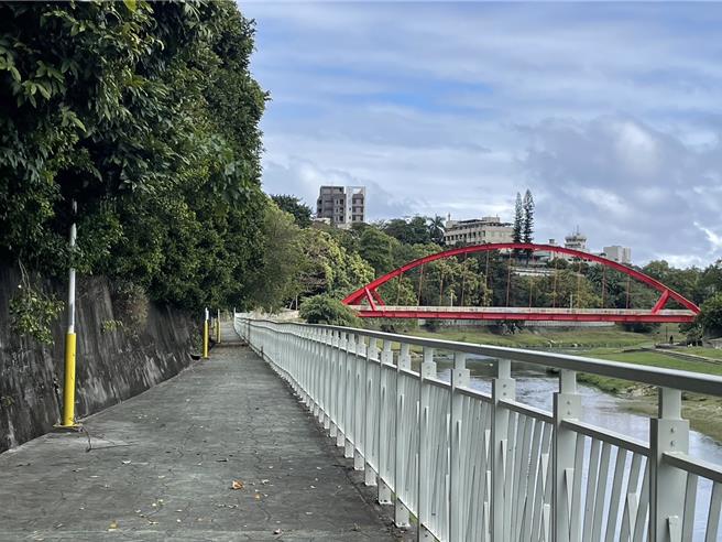 花莲市美崙溪畔是保育类动物台湾狐蝠的栖息地，沿线树木近日却因生长太过茂密，遮挡到行人视线，县议员魏嘉贤希望县府在专家建议下妥善修剪树木，兼顾安全与生态保育。（花莲县议员魏嘉贤提供／罗亦晽花莲传真）