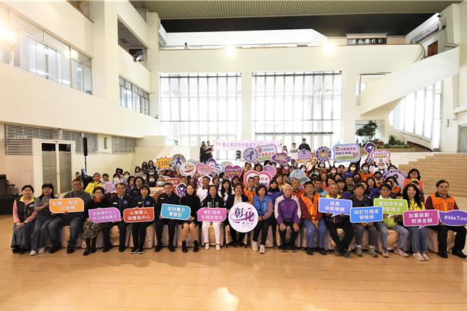 中央修正性平三法包括《性騷擾防治法》、《性別平等工作法》及《性別平等教育法》，將於今年3月8日上路，彰化縣長王惠美26日親自宣導新法。（吳建輝攝）