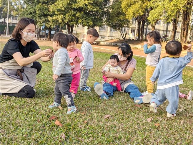 嘉義市東區社區公共托育家園，今年元月起由嘉義大學承接營運，收托0到2歲嬰幼兒已滿額，12名嬰幼兒成嘉義大學「最年輕新生」。（嘉大提供∕呂妍庭嘉義傳真）