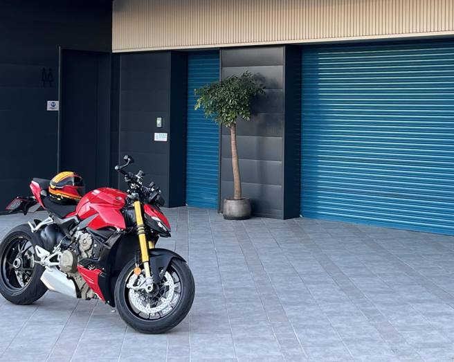 石男生前的脸书可见多张杜卡迪重机照片。（图 / 翻摄自石男脸书）