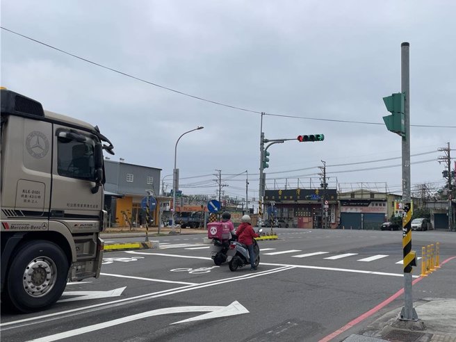 桃园市中坜区中正路、三民路与志广路口属车流量大且复杂之多岔路口，三民路侧停止线及行穿线前移，却遭用路人抱怨看不见交通号志。（吕筱蝉摄）