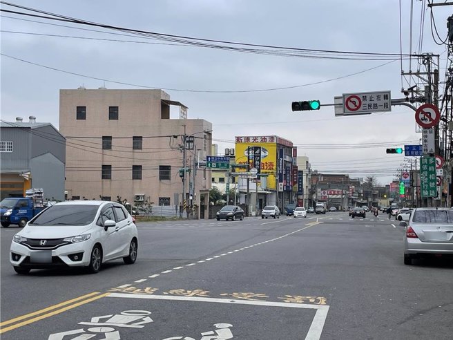 桃园市中坜区中正路、三民路与志广路口属车流量大且复杂之多岔路口，交通局动线微调改善，中正路往中央大学方向禁止左转三民路。（吕筱蝉摄）