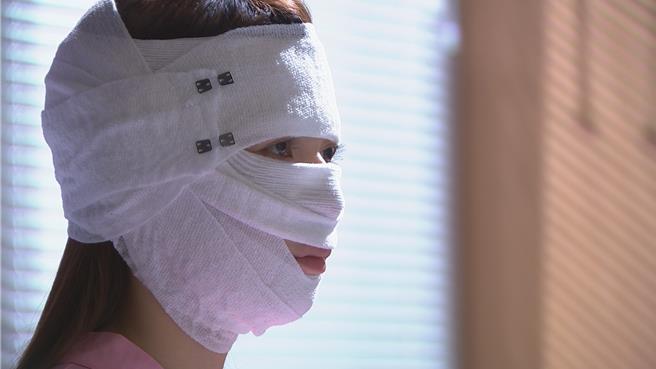 謝京穎的紗布造型一度讓她無法呼吸。（民視提供）