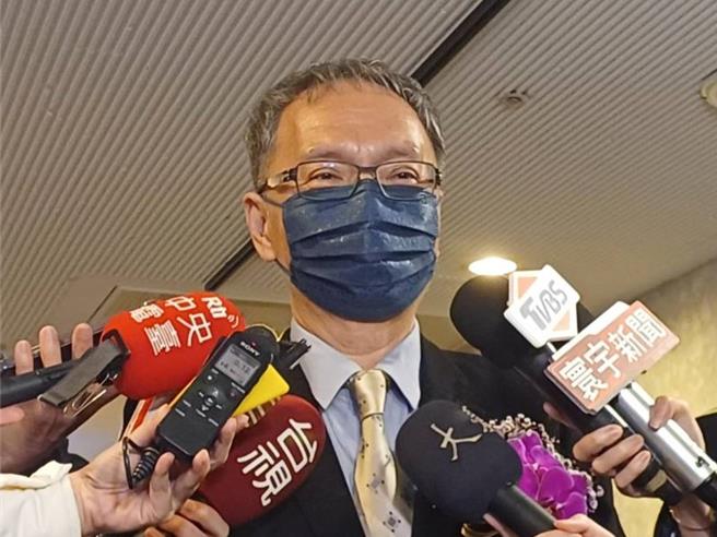 薛瑞元今天出席医策会第24届NHQA国家医疗品质奖颁奖典礼前受访。（王家瑜摄）