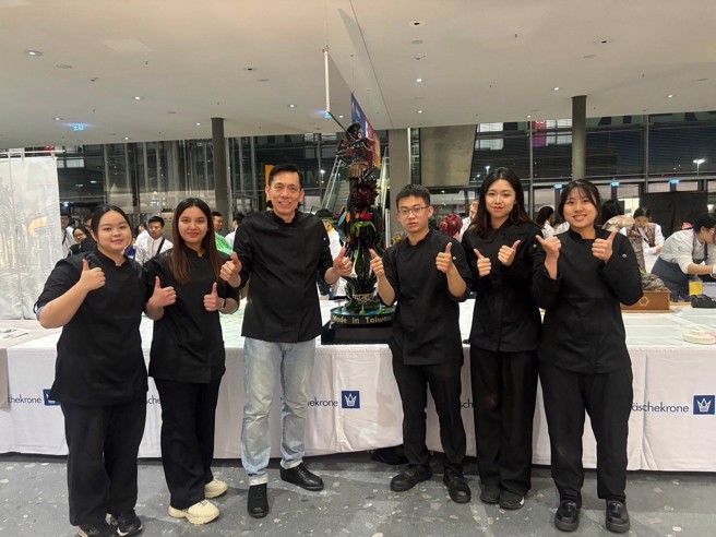 厨艺系师生携手创作，将臺湾的在地产业与文化融入作品中，透过比赛让世界看见臺湾。(照片/义守大学提供)