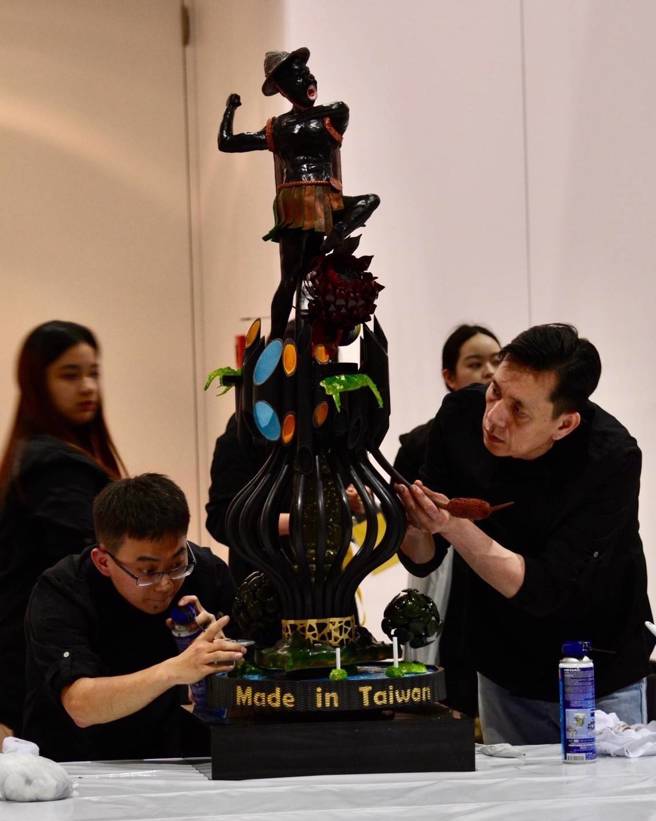 义守大学师生团队透过厨艺方式传达家乡在地特色，带着年轻世代一起勇闯国际。(照片/义守大学提供)