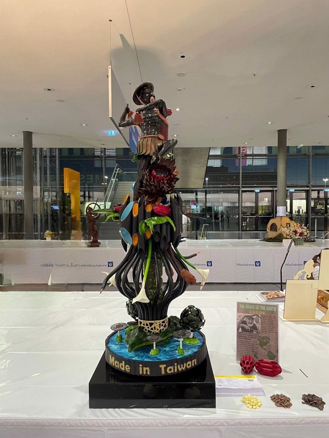 「大地的恩典可可」作品高度达160公分、重达45公斤，其中「Made in Taiwan」的字样，精彩且直接的呈现臺湾在地独具风格的特色。(照片/义守大学提供)