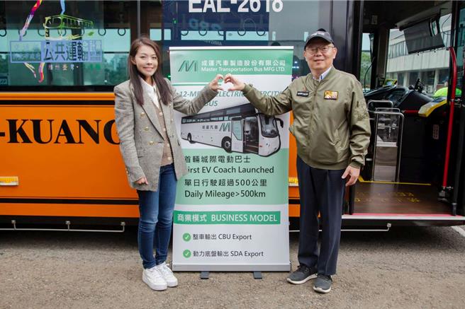 新竹市全电动巴士「先导公车」路线，由国光汽车客运取得路线经营权，10辆电动公车预计今年下半年上路，市长高虹安（左）26日特别试乘并确认路线与停靠站点。（新竹市政府提供／陈育贤新竹传真）