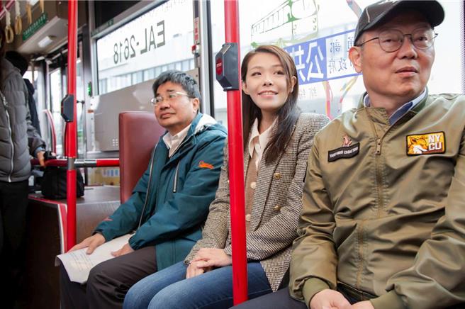 新竹市全电动巴士「先导公车」路线，由国光汽车客运取得路线经营权，10辆电动公车预计今年下半年上路，市长高虹安（中）26日特别试乘并确认路线与停靠站点。（新竹市政府提供／陈育贤新竹传真）