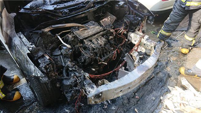 车主表示由于车龄已超过15年，起火原因疑因车况老旧所导致。（新北市消防局第五大队提供／刘玮晴新北传真）