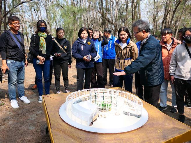 雲林縣政府為擴大雲林西海岸觀光遊憩廊帶發展，規畫與農業部林業試驗所「四湖海岸植物園」合作，打造一處特色景點，26日縣長張麗善（左四）前往植物園，討論台灣濱海植物保種教育園區整建計畫，以及周邊道路改善問題。（張朝欣攝）