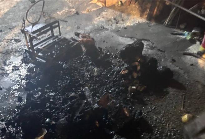 廟方進行退神儀式，將年久斑駁的木製舊神像燒毀，導致大量火煙冒出。（新北市消防局第五大隊提供／劉瑋晴新北傳真）