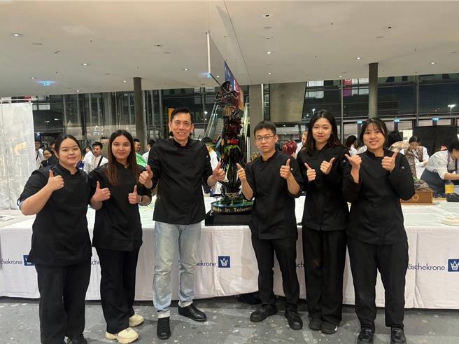 義守大學觀光餐旅學院廚藝暨美食學系的師生團隊以「大地的恩典可可」作品，獲得「IKA德國世界廚藝奧林匹克競賽」的「巧克力工藝」銅牌。（義大提供／林瑞益高雄傳真）