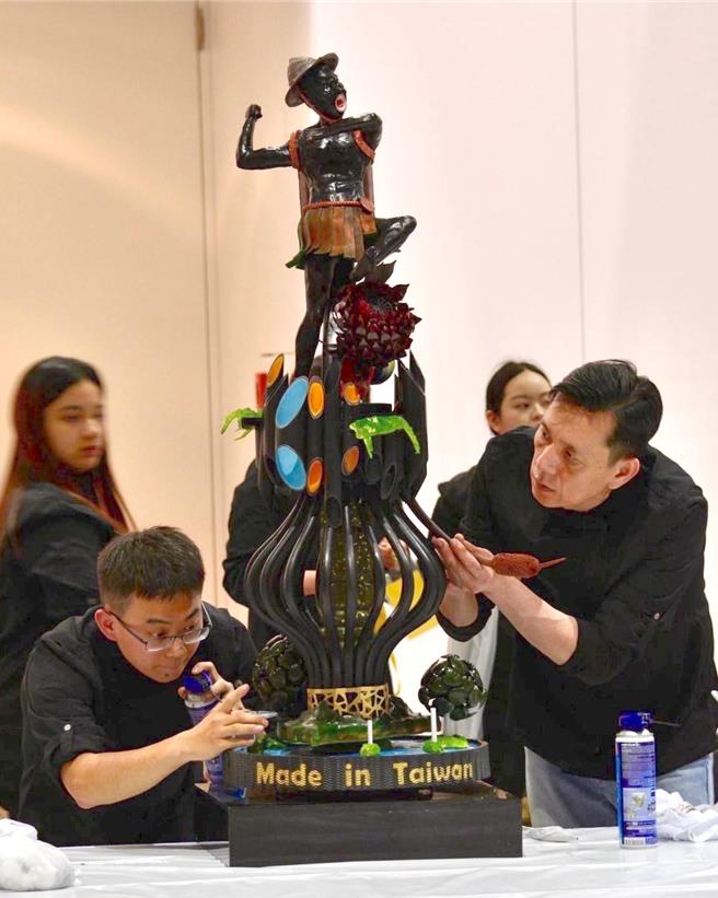 義守大學觀光餐旅學院廚藝暨美食學系師生團隊以「大地的恩典可可」作品（見圖），獲得「IKA德國世界廚藝奧林匹克競賽」的「巧克力工藝」銅牌。（義大提供／林瑞益高雄傳真）