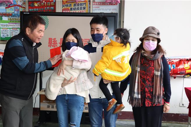 苗栗縣長鍾東錦到場致贈紅包。（苗栗縣政府提供／李京昇苗栗傳真）