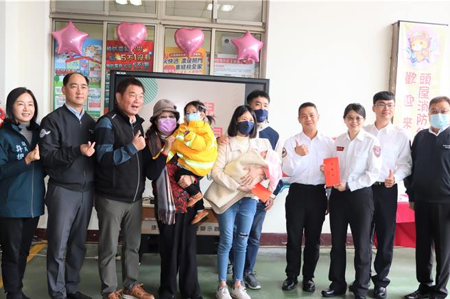 眾人合影留念。（苗栗縣政府提供／李京昇苗栗傳真）