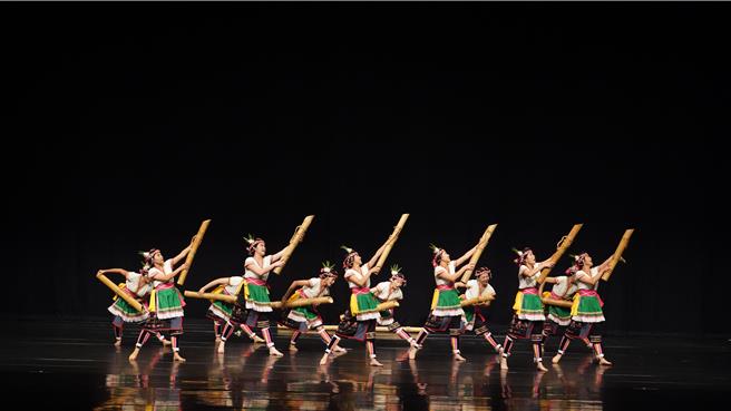 台東高商原舞團演出舞碼「竹‧禮」，以竹為主題，融合阿美族傳統文化。（高級商業職業學校提供／蕭嘉蕙台東傳真）