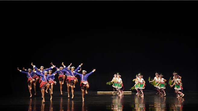 台東高商原舞團能歌善舞，獲評審青睞，榮獲全國學生舞蹈比賽高中職B團體乙組民俗舞特優。（高級商業職業學校提供／蕭嘉蕙台東傳真）